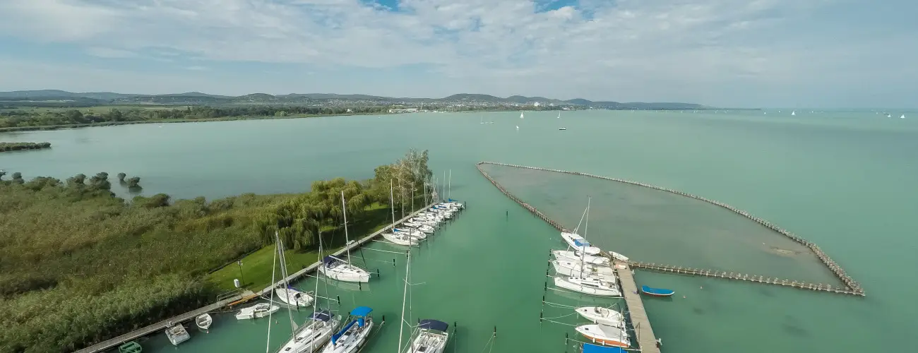 Aquilo Hotel Panorma Tihany Tihany - Kedvezmnyes r csaldok rszreak reggelis elltssal (1 jtl)